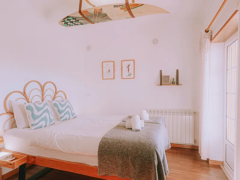 Cliff_Surfhouse_Deluxe_Doubleroom_Pisao01 Cliff Surf House Portugal Santa Cruz - Rooms